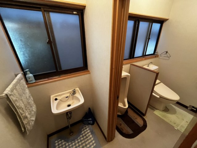 榛原大貝のトイレ|独立した手洗い付きのトイレ空間。清潔に保ちやすい造りが嬉しいポイントです。