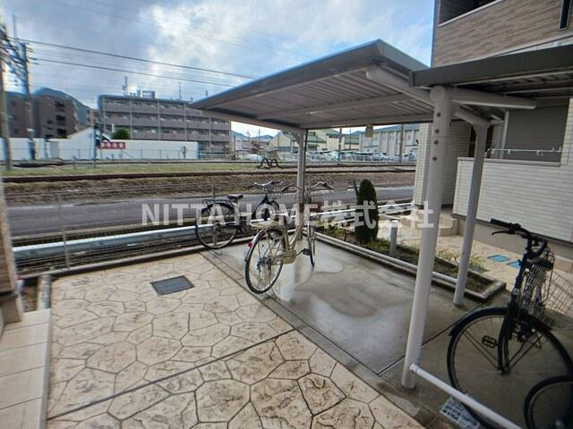 ラ　ビアンデ篠山Ⅰの駐車場|敷地内の駐輪場スペース☆駐車場もあります☆