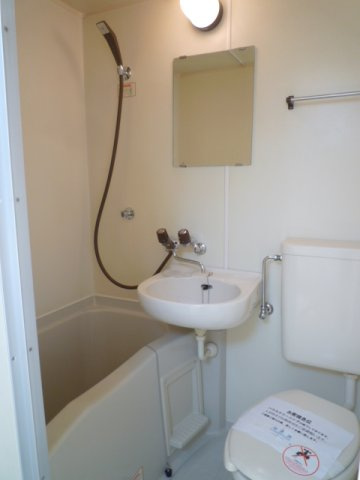 お風呂とトイレと洗面台の３点ユニットバスです♪