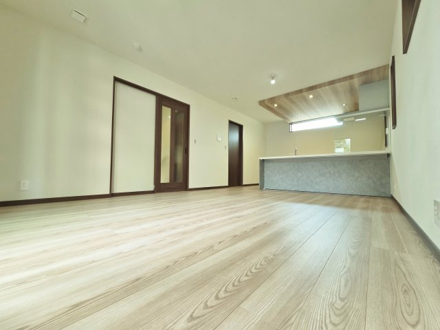 中野区弥生町4丁目 限定1棟の居間・リビング|ご家族皆様でゆったりとお寛ぎいただけるLDKは広々15.75帖！
対面キッチ2階に配した明るいリビング♪
