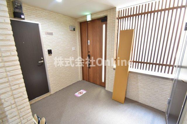 ロイヤルハイツ俊徳道のエントランス