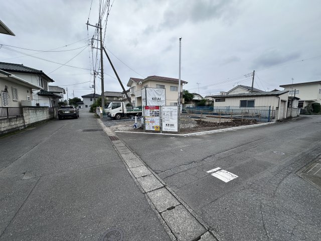 新築　前橋市駒形町1期　１号棟の前面道路含む現地写真|現地写真　南東側接道幅員約5ｍ　北東側接道幅員約4.4ｍ