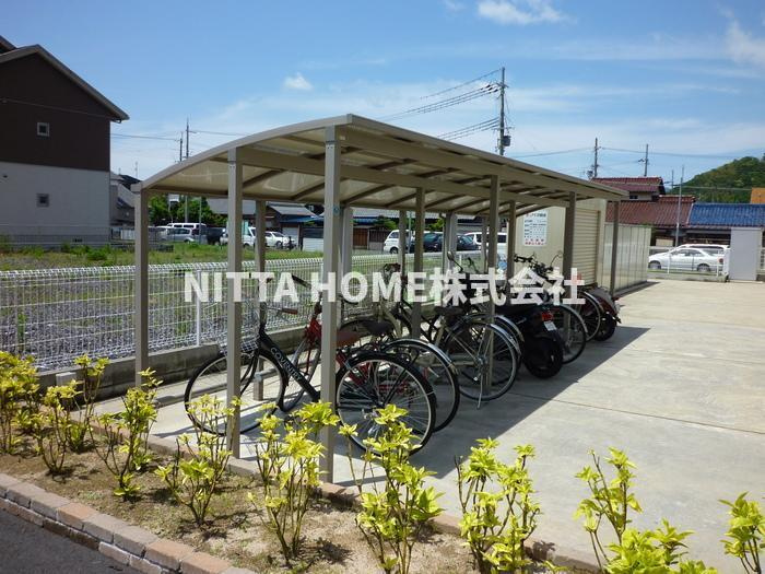 舞鶴市行永東町のアパートのその他|屋根付きの駐輪場があります◇