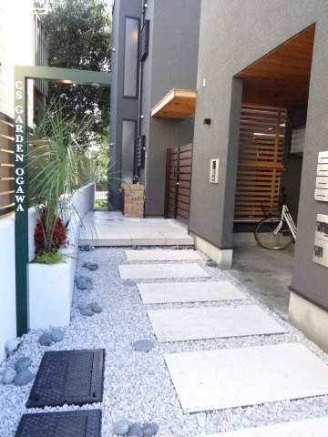 ＣＳ　ＧＡＲＤＥＮ　小川のエントランス