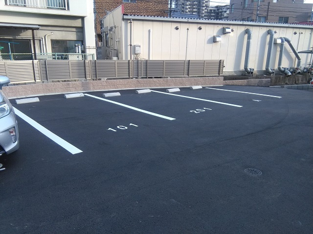 ラシーネながつかの駐車場