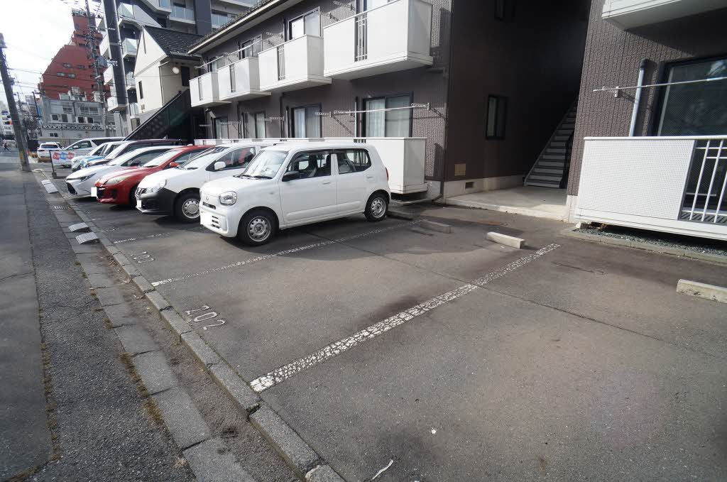 グランシード八桜の駐車場