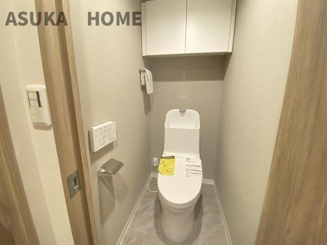 モリスガーデンヒルズ井土ヶ谷のトイレ|温水洗浄便座のトイレ設備です！トイレ上部にはあると便利な吊戸棚を設置！