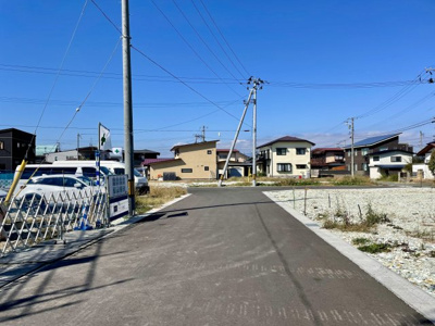 【前面道路含む現地写真】 | 【新築分譲住宅　～クレイドルガーデン～】 東根市神町東　第6　☆全2棟☆ | 忙しく過ぎゆく日常を忘れ去るほど、ゆったりした時間が流れる住環境。『快適』は「家」と「街」と「環境」が調和した時に訪れることだと改めて感じさせてくれます。