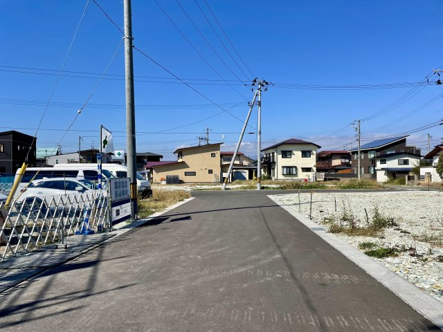 【前面道路含む現地写真】 | 【新築分譲住宅　～クレイドルガーデン～】 東根市神町東　第6　☆全2棟☆ | 忙しく過ぎゆく日常を忘れ去るほど、ゆったりした時間が流れる住環境。『快適』は「家」と「街」と「環境」が調和した時に訪れることだと改めて感じさせてくれます。