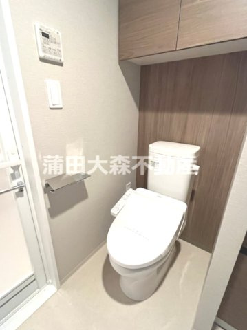 REALIZEレアライズ蒲田Ⅱのトイレ|棚収納と温水暖房便座付きのトイレ