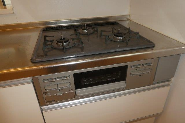 倉敷市田ノ上の一戸建てのキッチン|３口ガスコンロ