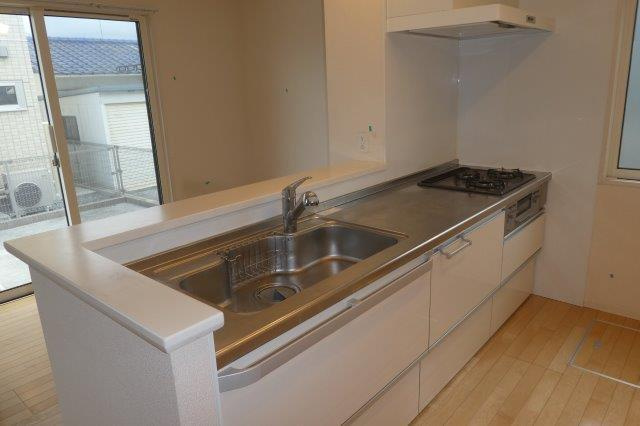 倉敷市田ノ上の一戸建てのキッチン|３口ガスコンロ付システムキッチン