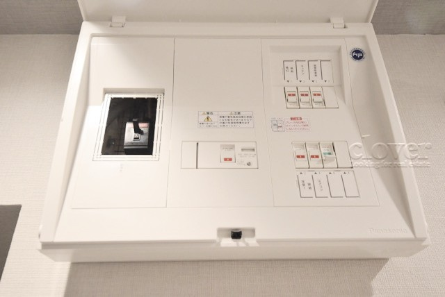 【発電・温水設備】 | ビューシティ新宿御苑 | 室内の電気配線はここから集配されています。いわば家庭内の「司令塔」的な設備。アンペア数のご確認もお忘れなく。～即日のご見学可能～　お問合せはお気軽にどうぞ。
