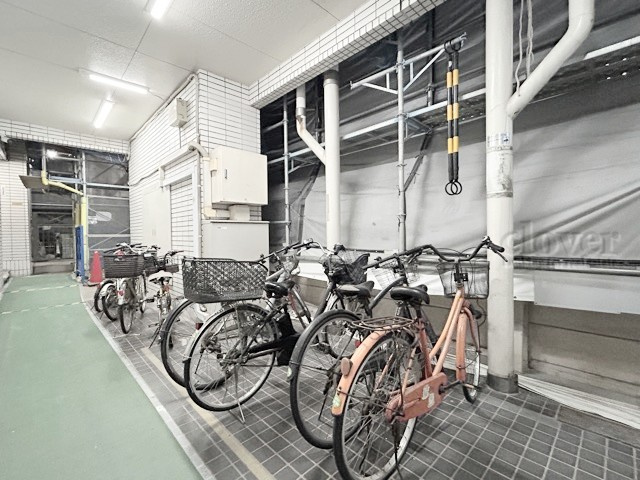 【駐輪場】 | ビューシティ新宿御苑 | 自転車置き場。マンションの共用部にあたります。空きの有無や駐輪料金、各戸の台数制限などについては、改めてお問い合わせください。～即日のご見学可能～　お問合せはお気軽にどうぞ。
