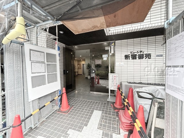 【エントランス】 | ビューシティ新宿御苑 | エントランス　※大規模修繕工事中～即日のご見学可能～　お問合せはお気軽にどうぞ。
