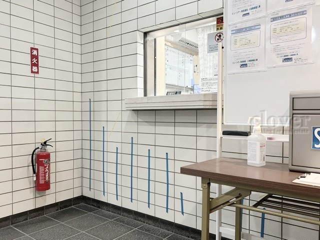 【受付】 | ビューシティ新宿御苑 | 管理人さんが勤務する管理室。このマンションがきれいに保たれているのは、もちろん管理人さんのおかげ。～即日のご見学可能～　お問合せはお気軽にどうぞ。
