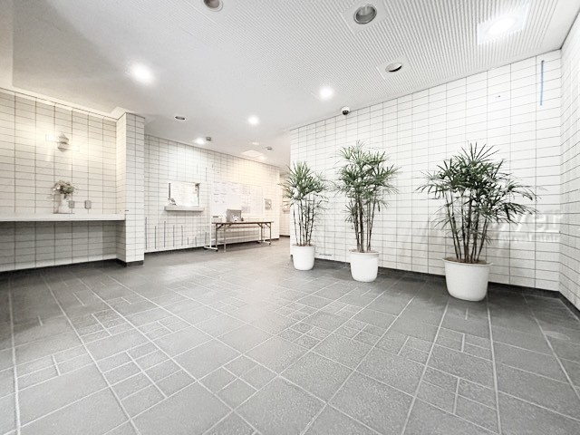 【ロビー】 | ビューシティ新宿御苑 | マンションの建物内に入って最初に目にする空間が、このエントランスホールです。それほど広くはありませんが、しっかりと清潔感が保たれています。～即日のご見学可能～　お問合せはお気軽にどうぞ。
