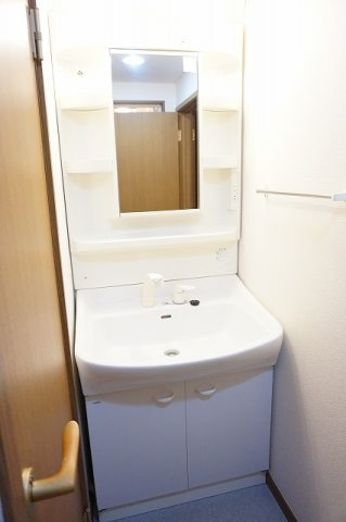アビターレ・コモドＡの洗面所|脱衣スペースもあります