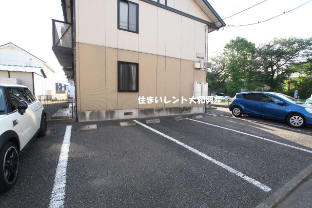 ヴィラ・KAZUの駐車場