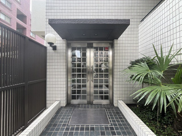 【受付】 | パークハイツ用賀 | 管理人さんが勤務する管理室です。マンションに出入りする人たちを見守り、注意を払ってくれています。～即日のご見学可能～　お問合せはお気軽にどうぞ。
