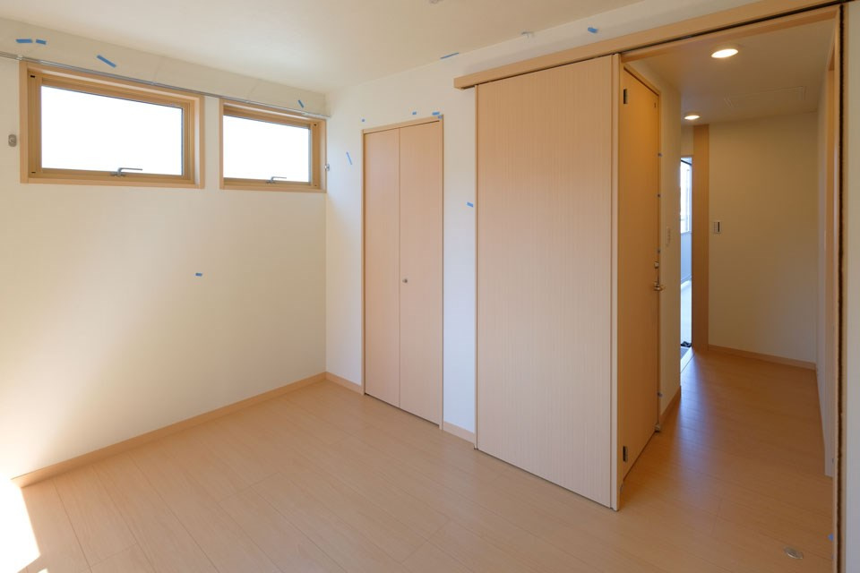 奥にウォークインクローゼットがあります。