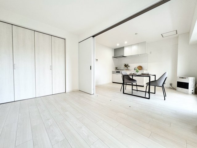 ラインズマンション伏見第二の洋室|リビング隣接の６帖洋室からダイニングキッチンまでを撮影（別角度から撮影）