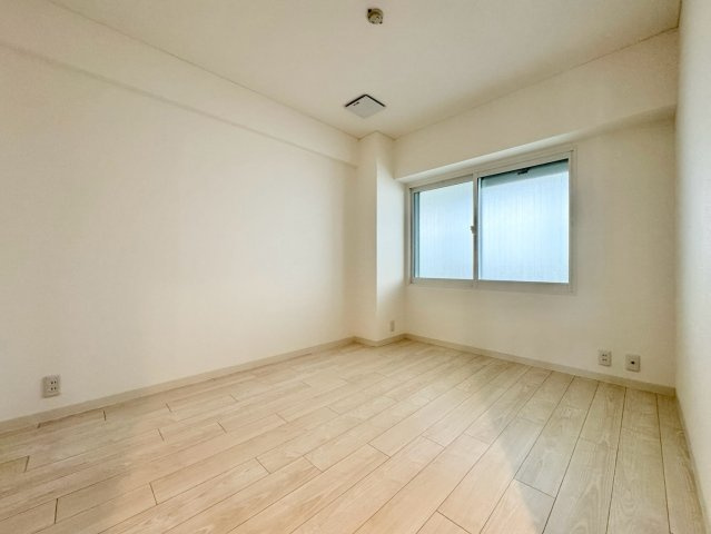 ラインズマンション伏見第二の洋室|玄関から一番近い洋室をお部屋入口から撮影。