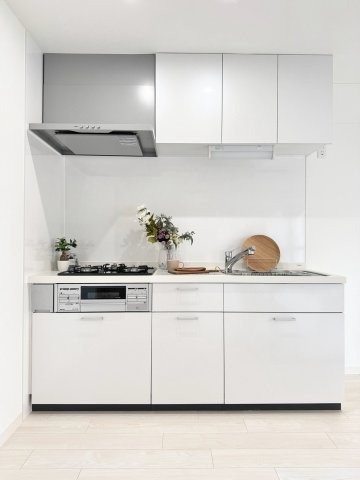 ラインズマンション伏見第二のキッチン|リノベーションで生まれ変わったシステムキッチン。圧迫感を軽減するため壁付けのオープンタイプに。
