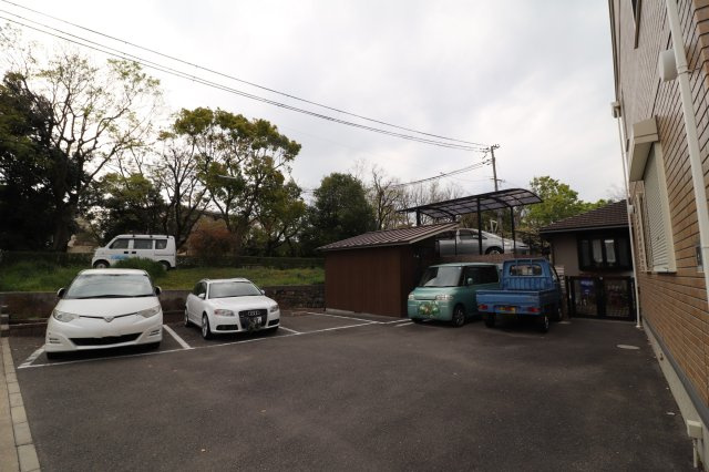 リヴィエールコートの駐車場