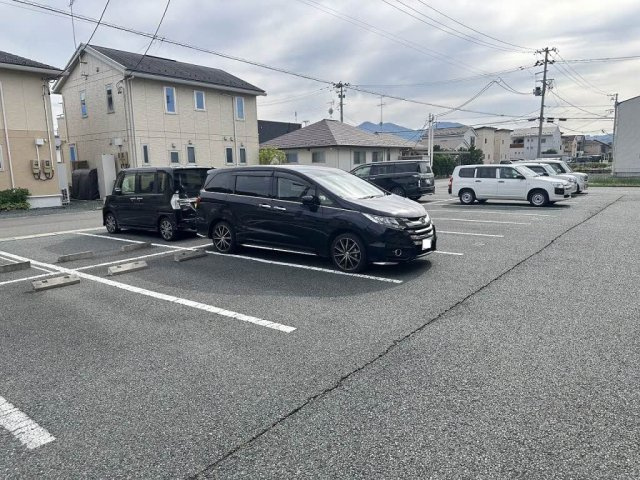 メゾンマスト盛南Ⅲの駐車場