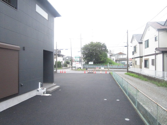 高座郡寒川町岡田６丁目の倉庫の駐車場