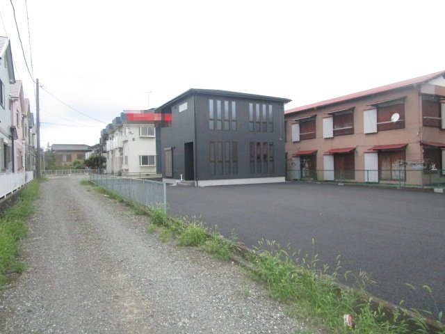 高座郡寒川町岡田６丁目の倉庫の駐車場