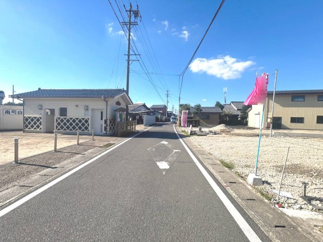 リーブルガーデン　一宮市冨田古川　全3区画分譲の前面道路含む現地写真|「現地（2026年10月9日）撮影」　
■前面道路　
■ヤマダ不動産　株式会社リライフ