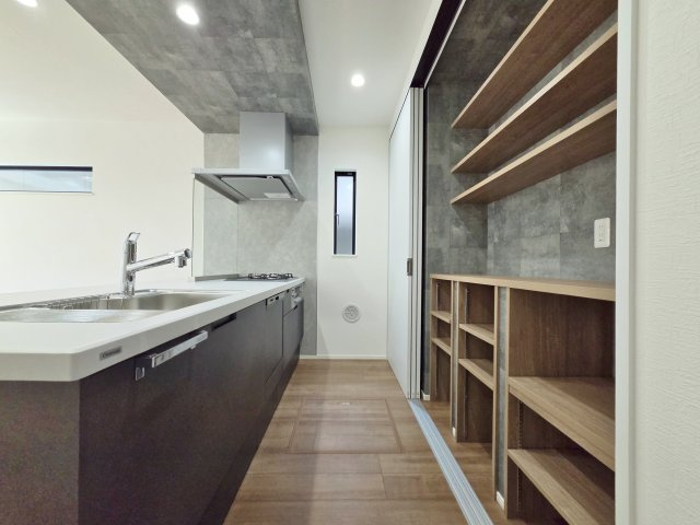 朝霞市三原2丁目 限定1棟のキッチン|お洒落な内装に似合う、シンプルでスタイリッシュなキッチン
デザイン性と機能性のバランスがとれた高機能キッチンです
キッチン背面にはキッチンと同じ面材のカップボードを設置いたしました