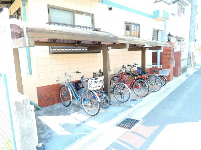 高槻市津之江町１丁目の賃貸マンションの駐車場