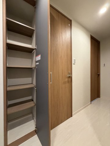 渋谷区代々木１丁目の中古マンションの収納|廊下収納