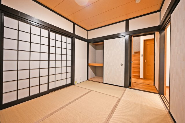 箕面市西小路3丁目中古一戸建て│4LDK＋並列駐車2台可の収納|和室ならではの使い勝手の良さがあり、来客対応やお子様の遊び場など幅広く活用できます。