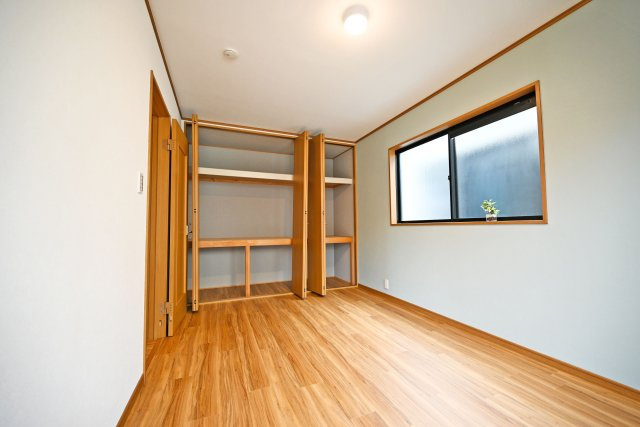 箕面市西小路3丁目中古一戸建て│4LDK＋並列駐車2台可の収納|クローゼット付きで、衣類などもすっきり収納できます。