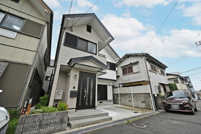 箕面市西小路3丁目中古一戸建て│4LDK＋並列駐車2台可の外観|ご不明な税金・諸費用についても丁寧にサポートいたします。現地見学で、住まいのイメージやご希望をぜひお聞かせください。