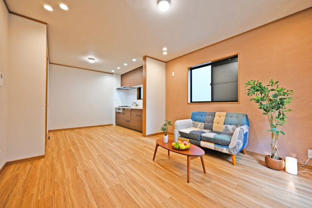 箕面市西小路3丁目中古一戸建て│4LDK＋並列駐車2台可のキッチン|LDK約13.2帖
家具の配置自由度が高く、ライフスタイルに合わせたレイアウトがしやすい住空間です。お好みのインテリアで自分らしくお住まいいただけます。