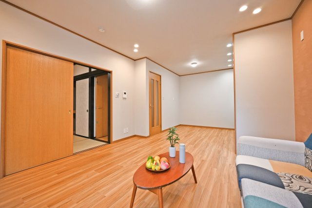 箕面市西小路3丁目中古一戸建て│4LDK＋並列駐車2台可の居間・リビング|人が集まりたくなる開放的な空間が、毎日の暮らしをより豊かに彩ります。