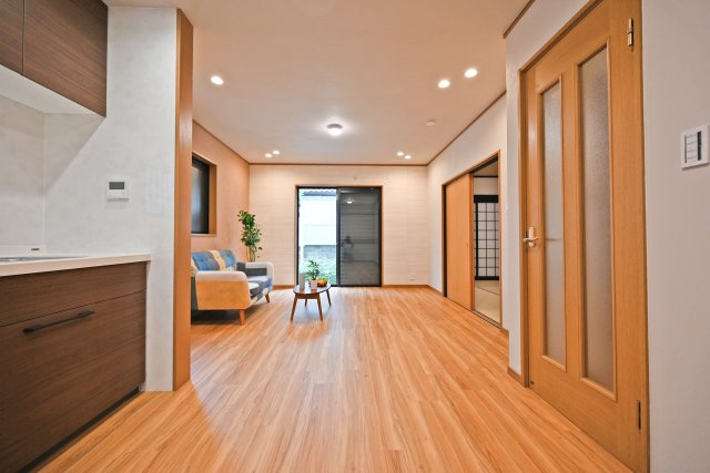 箕面市西小路3丁目中古一戸建て│4LDK＋並列駐車2台可のダイニング|キッチンとリビングに一体感を持たせ、家族のコミュニケーションがとりやすい設計です。