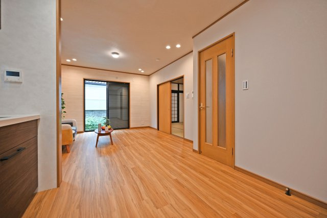 箕面市西小路3丁目中古一戸建て│4LDK＋並列駐車2台可の居間・リビング|リビングには開口部が２つあり、リビング全体が明るい光に包まれたくつろぎ空間になｔっています。