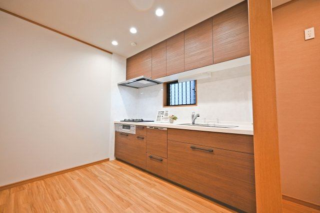 箕面市西小路3丁目中古一戸建て│4LDK＋並列駐車2台可のキッチン|壁付タイプのキッチンで作業に集中できるので、毎日の調理も快適に行えます。