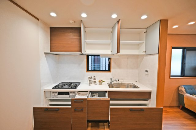箕面市西小路3丁目中古一戸建て│4LDK＋並列駐車2台可のキッチン|収納力のあるシステムキッチンで、散らかりがちなキッチンも整然と使えます。