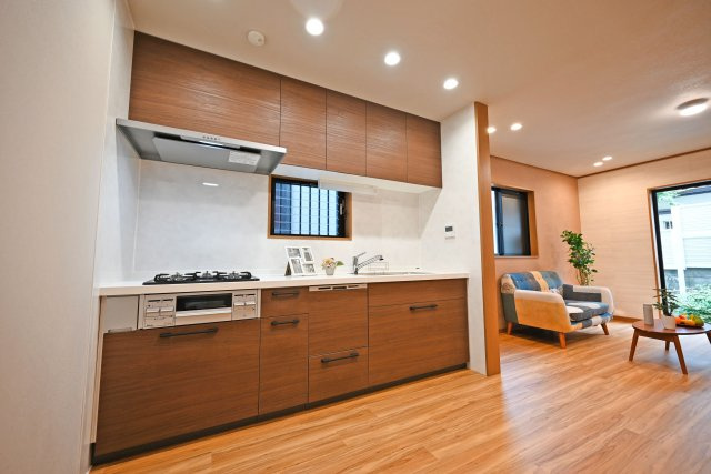 箕面市西小路3丁目中古一戸建て│4LDK＋並列駐車2台可のキッチン|まとめて洗える食器洗浄機が備わっており、家事の時短に役立ちます。