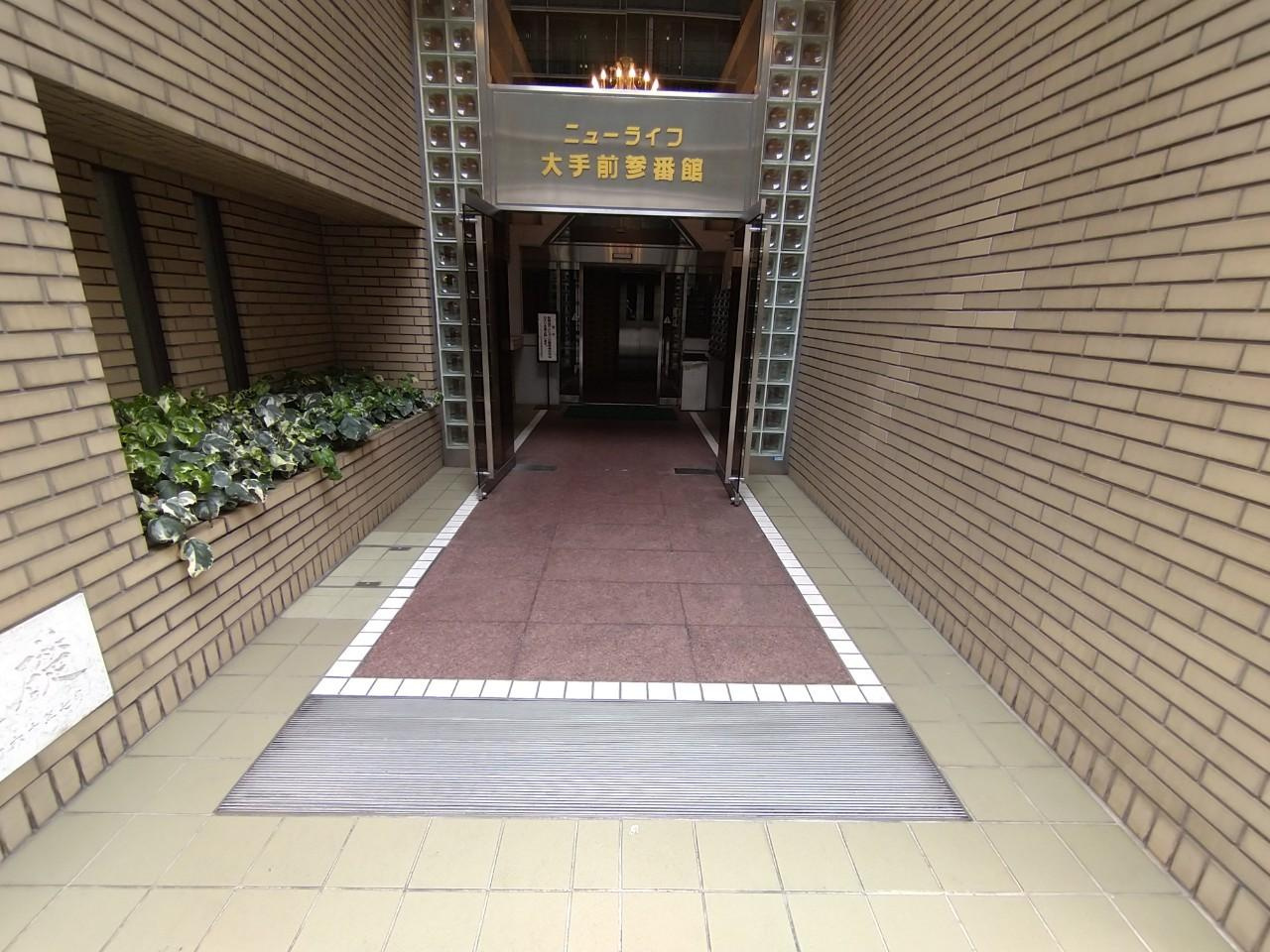 ニューライフ大手前参番館のエントランス