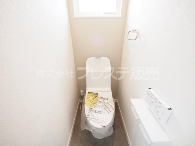 奈良市南登美ヶ丘の新築一戸建のトイレ|現地写真（２階トイレ）温水洗浄便座を標準装備！