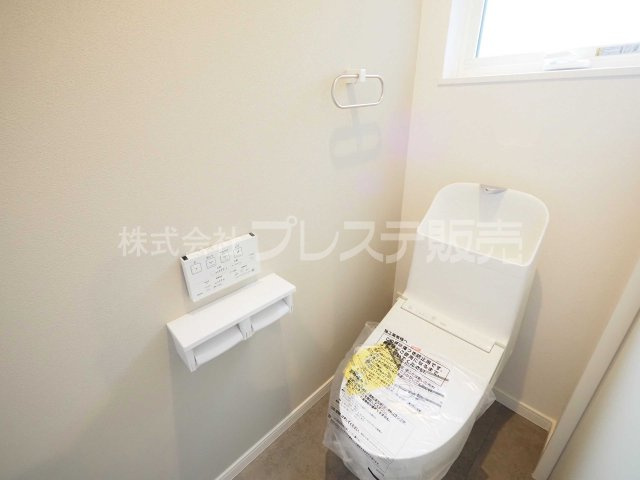 奈良市南登美ヶ丘の新築一戸建のトイレ|現地写真（１階トイレ）温水洗浄便座を標準装備！