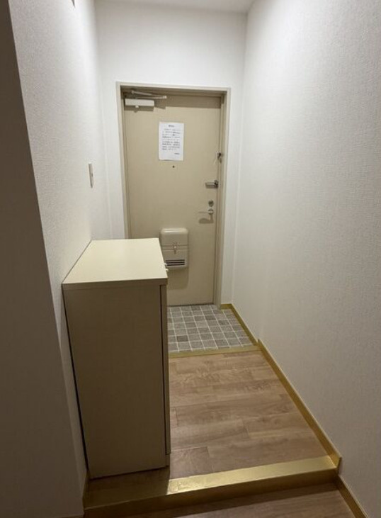 大阪市中央区博労町４丁目の事務所の玄関
